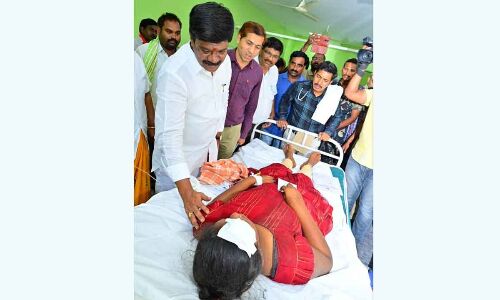 Minister Vemula Prashant Reddy visits hospital to meet injured villagers in Nizamabad