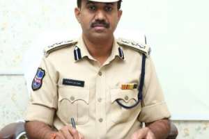 Police in Cyberabad intensify crackdown on illegal sirens, multi-toned horns, and tinted-glass vehicles; file more than 1,050 cases.