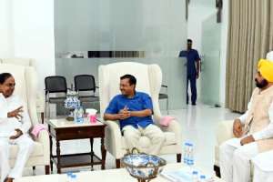 Pragathi Bhavan welcomes Kejriwal and Bhagwan Singh Mann, greeted by KCR.