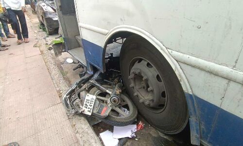 RTC bus speeding in Hyderabad narrowly avoids causing major damage after colliding with vehicles