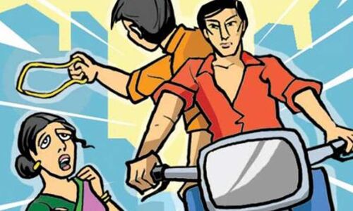 Software professional in Hyderabad robbed of chain by miscreants on bike.