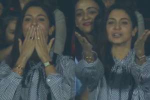 VIRAL Video: Anushka Blows Flying Kiss to Kohli as Husband Scores 7th IPL Century