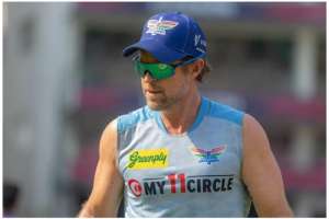 Watch Video: Jonty Rhodes Assists Groundstaff in Dragging Covers as Rain Halts Play During LSG Vs CSK Match in IPL 2023