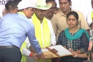 CM KCR | Deputy Tahsildar job to FRO Srinivas Rao’s wife.. CM KCR issues appointment letter.