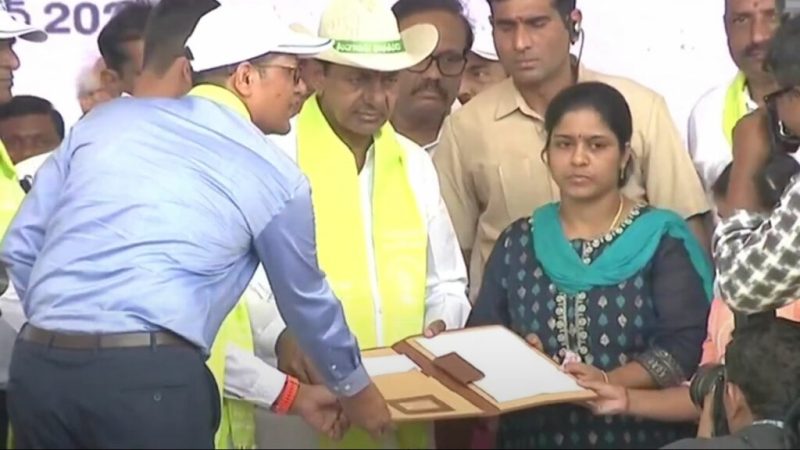 CM KCR | Deputy Tahsildar job to FRO Srinivas Rao’s wife.. CM KCR issues appointment letter.