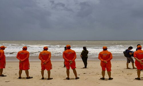 Fear of Cyclone Fury Grips Ship-builders in Mandvi on Gujarat Coast