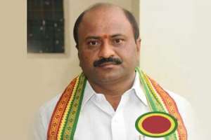 Konda Murali allows Dharma Reddy to express opinions against him.