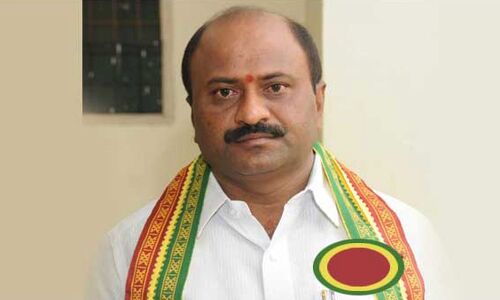 Konda Murali allows Dharma Reddy to express opinions against him.