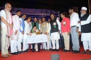 Mahmood Ali, the Home Minister, presenting the Maqdoom Award at Ravindra Bharathi