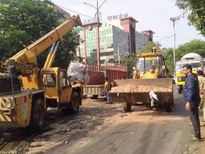 Traffic chaos caused by oil spill on Masab Tank-Mehdipatnam stretch in Hyderabad