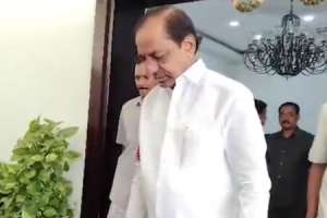 With two special buses and 600 cars, KCR departs for Maharashtra.
