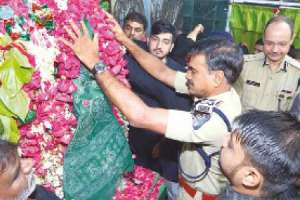 C.V. Anand pays a visit to Bibi-ka-Alawa