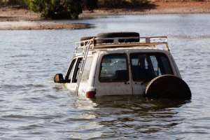 Car narrowly avoids plunging into lake in Hyderabad