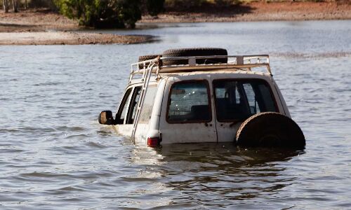 Car narrowly avoids plunging into lake in Hyderabad