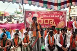 DK Aruna organizes protest in Gadwal, calls for double bedroom houses to be provided to all eligible individuals.