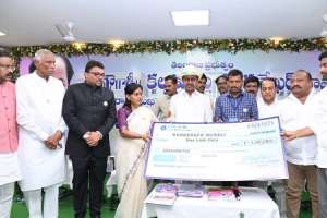 KCR entices Minorities with Rs 100,000 scheme