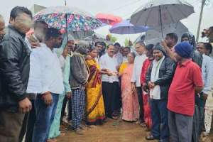 Leader of TPCC offers financial assistance to victims of collapsed houses