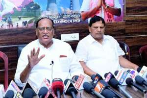 PM Modi presents award to Gutta Sukhender Reddy