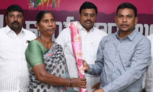 Street vendors receive umbrellas from MLA Rega
