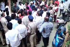 Supporters of BRS MLA Gopinath launch assault on their own party leader