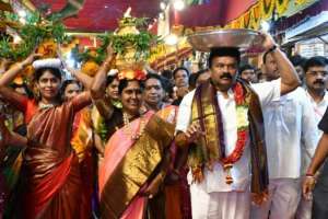 Ujjaini Mahakali Bonalu: Minister Talasani Family Dedicates First Offering amidst Laughter and Celebration