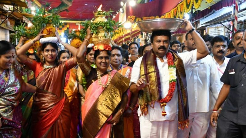 Ujjaini Mahakali Bonalu: Minister Talasani Family Dedicates First Offering amidst Laughter and Celebration