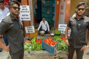 Vendor in Lucknow Takes Extra Measures by Hiring Bouncers to Safeguard Tomatoes