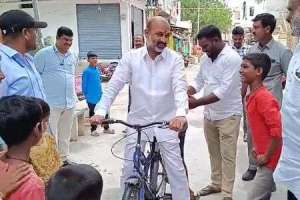 Bandi Sanjay spends quality time with children in Karimnagar constituency on Sunday