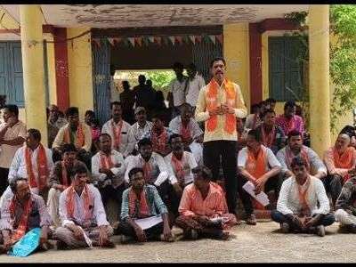 BJP leaders organize demonstration against 2BHK in Gadwal