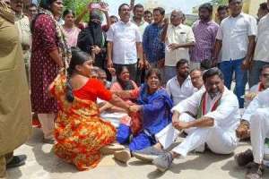 Cong leaders protesting for road widening arrested by Khammam Police