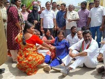Cong leaders protesting for road widening arrested by Khammam Police