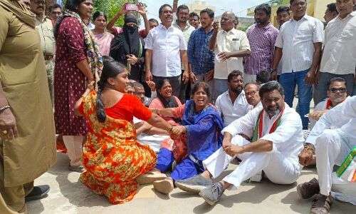 Cong leaders protesting for road widening arrested by Khammam Police