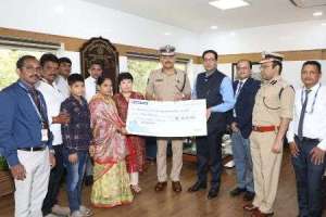 DGP presents a check of 30 lakhs to the wife of a deceased home guard.