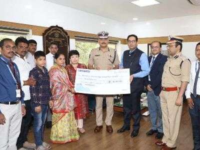 DGP presents a check of 30 lakhs to the wife of a deceased home guard.