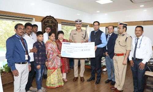 DGP presents a check of 30 lakhs to the wife of a deceased home guard.