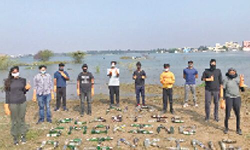 Helping hands reach out to Ameenpur lake