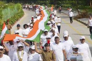 Rotarians participate in ‘Tri Colour Walk’ on the eve of India’s 77th Independence Day at Necklace Road!