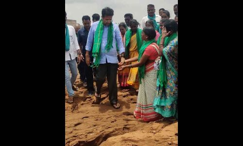 Sridhar Babu, MLA, conducts inspection of village affected by floods