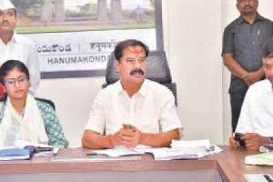 Vinay urges officials to prioritize developmental works in Warangal