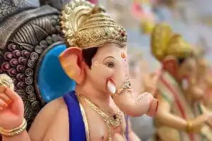 Artisans from Solapur selling Ganesh idols in the city to make quick profits