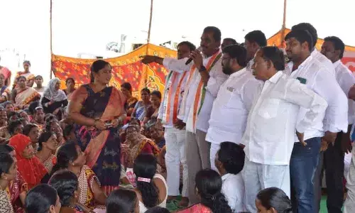 Congress supports protest by Anganwadi staff in Wanaparthy