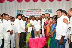 Karimnagar: Gangula Kamalakar hands out BC Bandhu benefits to recipients