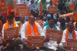 Kisan Morcha Protests in Khammam, Accuses BRS of Being Anti-Farmer