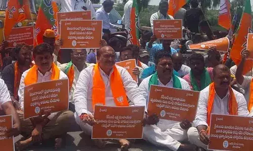 Kisan Morcha Protests in Khammam, Accuses BRS of Being Anti-Farmer