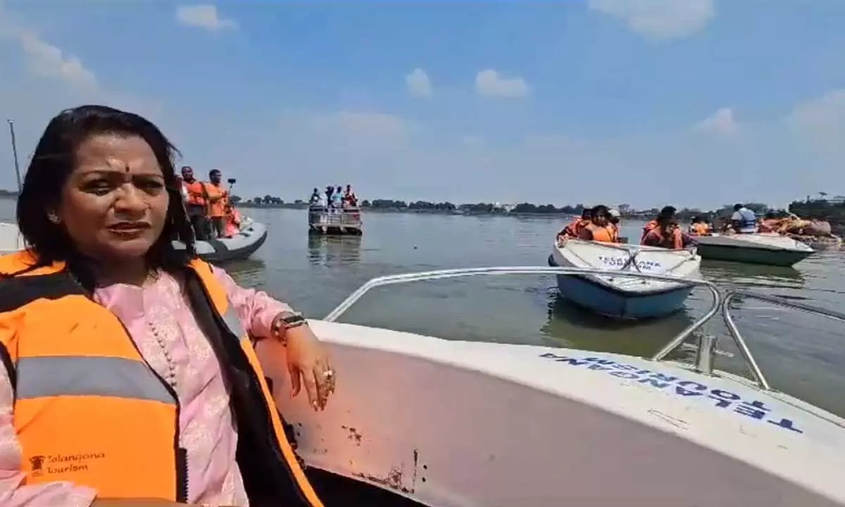 Mayor pays a visit to Hussain Sagar to oversee idols immersion