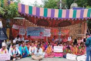 Regularization demanded by contract employees in Karimnagar leads to protest