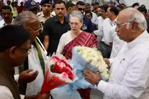 State leaders give warm welcome as Sonia Gandhi arrives in Hyderabad