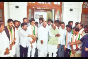 Top BRS leaders warmly received by Kharge as they join the Congress