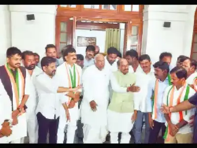 Top BRS leaders warmly received by Kharge as they join the Congress