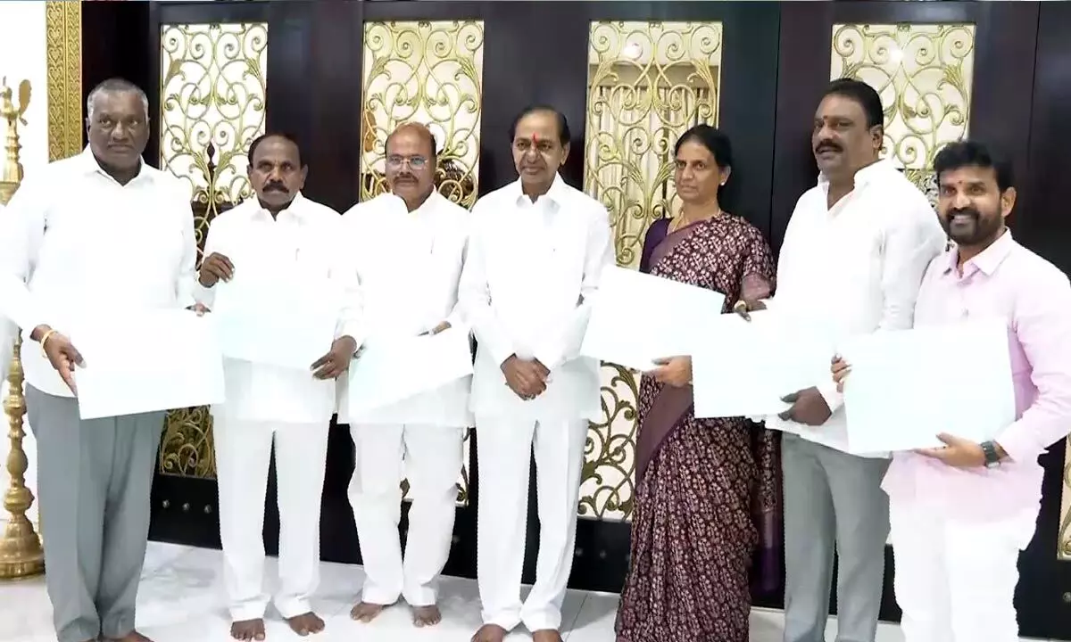 30 additional BRS candidates receive B forms from KCR